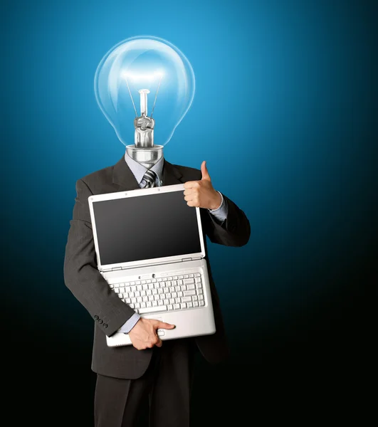 Empresário com cabeça de lâmpada com laptop aberto mostra bem feito — Fotografia de Stock