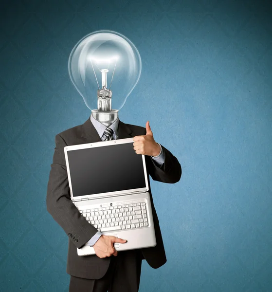 Affärsman med lampa-huvud med öppna laptop visar welldone — Stockfoto