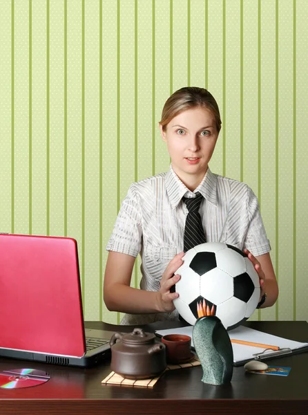 Geschäftsfrau Beobachtet Fußballturniere Mit Ball — Stockfoto