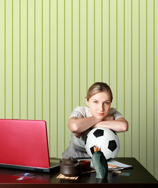 Geschäftsfrau schaut Fußballturniere — Stockfoto