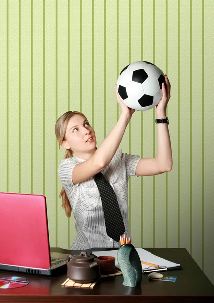 Imprenditrice che guarda le competizioni di calcio — Foto Stock