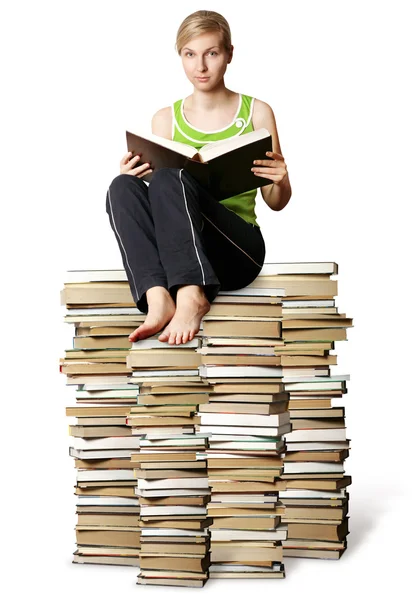 Faculdade menina estudando com grande livro — Fotografia de Stock