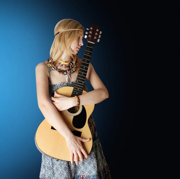 Hippie Menina Com Guitarra Estúdio Azul — Fotografia de Stock