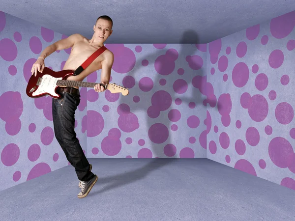 段ボール ルーム ギターでパンク男 — ストック写真