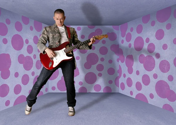段ボール ルーム ギターでパンク男 — ストック写真