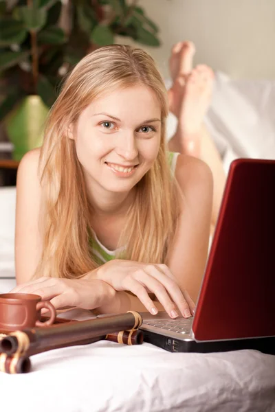 Mulher Loira Bonita Cama Com Seu Laptop — Fotografia de Stock