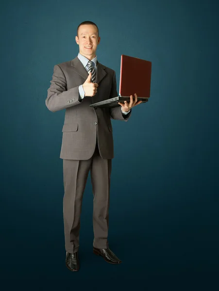 Full längd porträtt av affärsman med laptop — Stockfoto