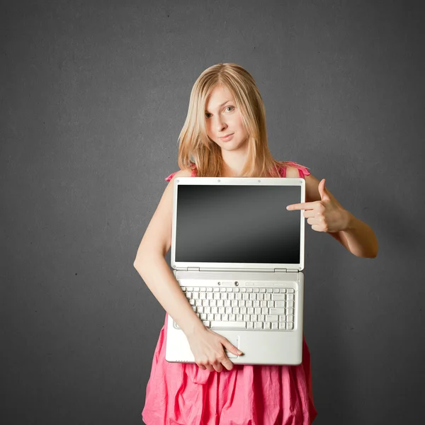 Феминистка в розовом с открытым ноутбуком — стоковое фото
