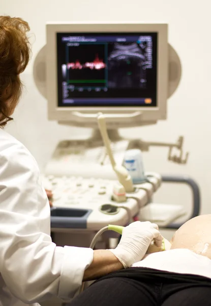Lékařské Kontrole Těhotné Břicho Ultrazvukového Skeneru — Stock fotografie