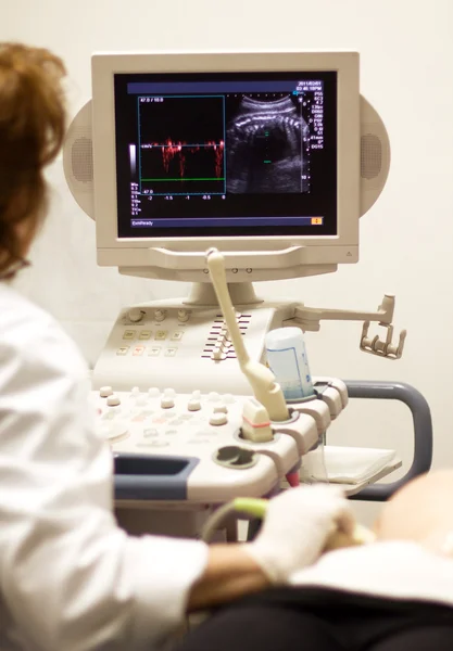 Медицинское обследование посредством ультразвукового сканирования — стоковое фото