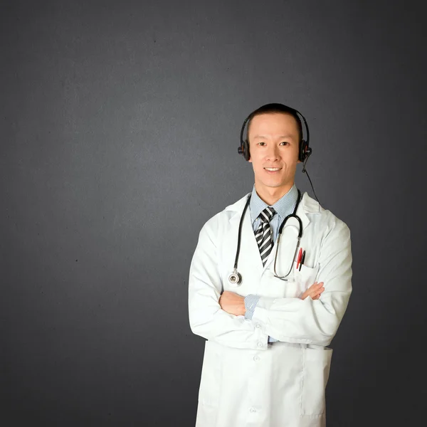 Asiatischer Arzt Mit Kopfhörer Laborkittel Und Stethoskop — Stockfoto