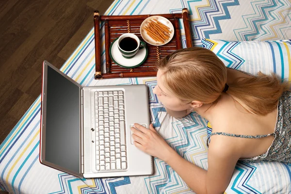 Žena v posteli s laptopem — Stock fotografie