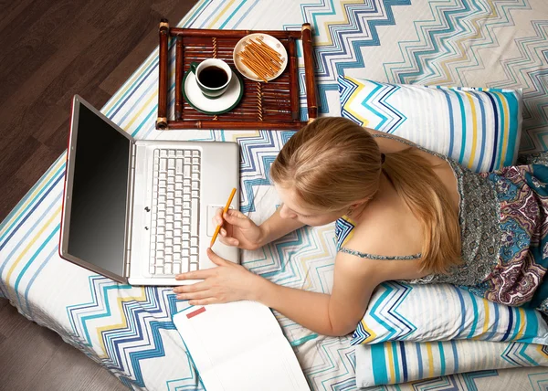 Mulher na cama com laptop — Fotografia de Stock