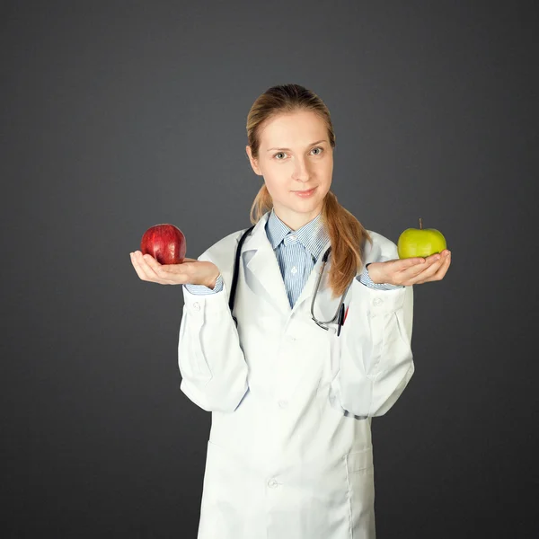 두 개의 사과 함께 여성 의사 — 스톡 사진