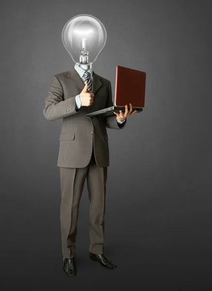 Celovečerní portrét podnikatele hlava svítilny se notebook — Stock fotografie