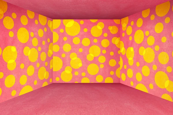 ピンク色や黄色の円の面白い段ボール ルーム — ストック写真