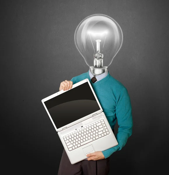 Man met lamp-hoofd in blauw met laptop — Stockfoto