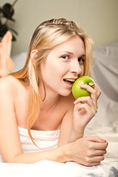緑のりんごを持つ美しい女性 — ストック写真