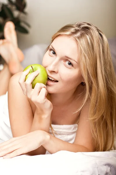 Schöne Frau mit grünem Apfel — Stockfoto