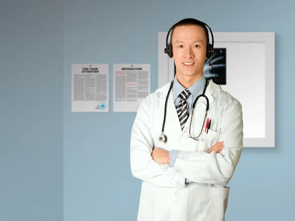 Médico Asiático Con Auriculares Bata Laboratorio Estetoscopio —  Fotos de Stock