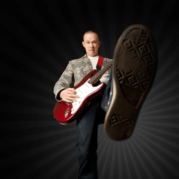 Rocker met gitaar en voet — Stockfoto