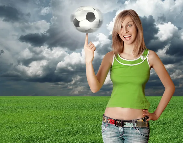 Šťastná dívka s fotbalovým míčem na modré obloze — Stock fotografie