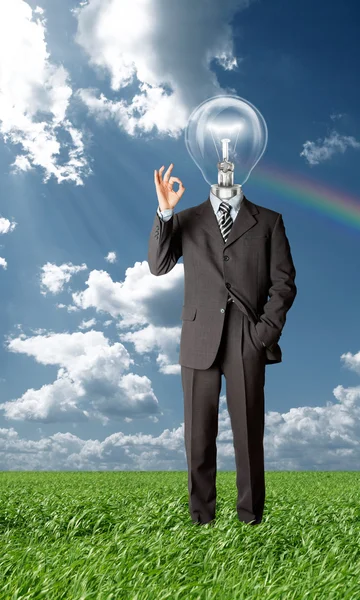 Affärsman med lampa-head hålla tomt kort utomhus — 图库照片