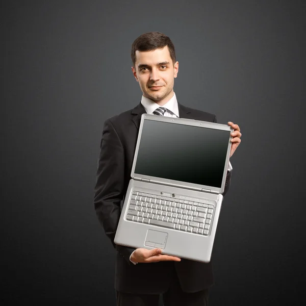 Onun elinde açık dizüstü bilgisayar ile işadamı — Stok fotoğraf