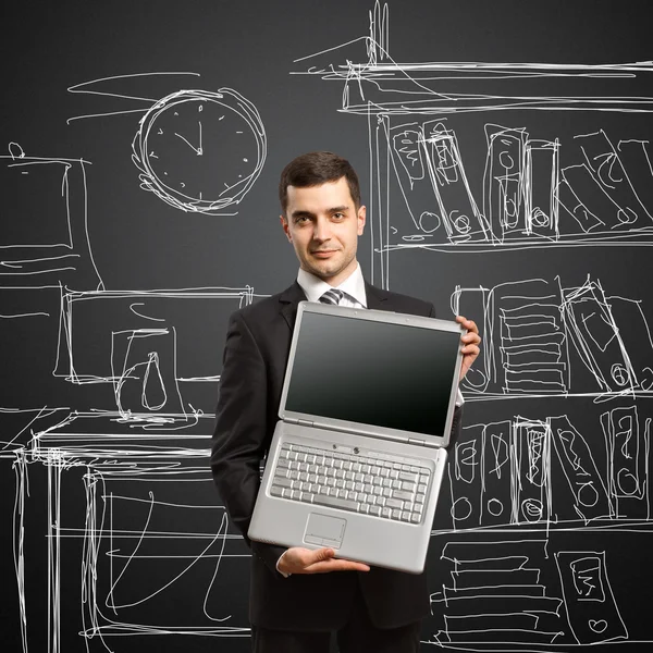Homme d'affaires avec ordinateur portable ouvert dans ses mains — Photo