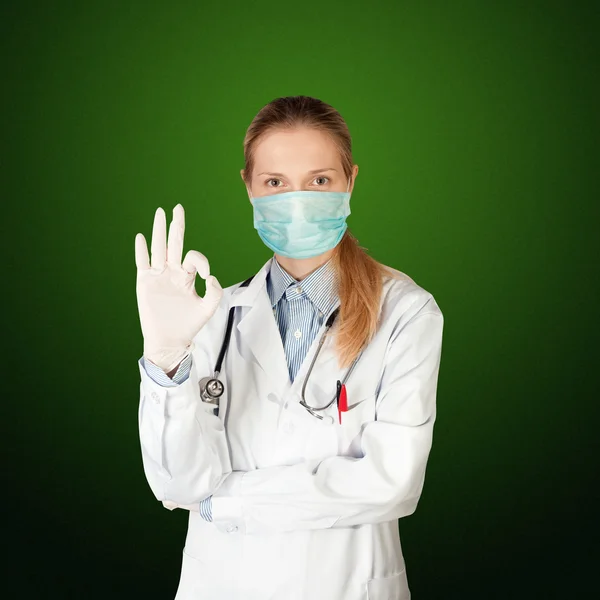 Γυναίκα γιατρό με ηλεκτροκαρδιογράφημα — Φωτογραφία Αρχείου