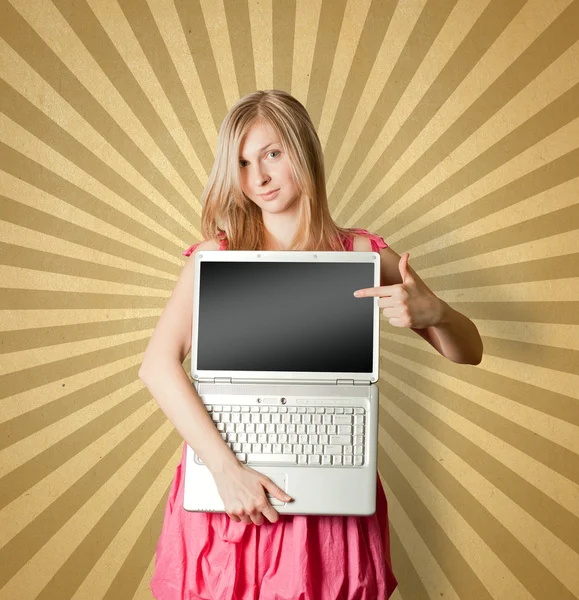 Femaile v růžovém s otevřenou laptop — Stock fotografie