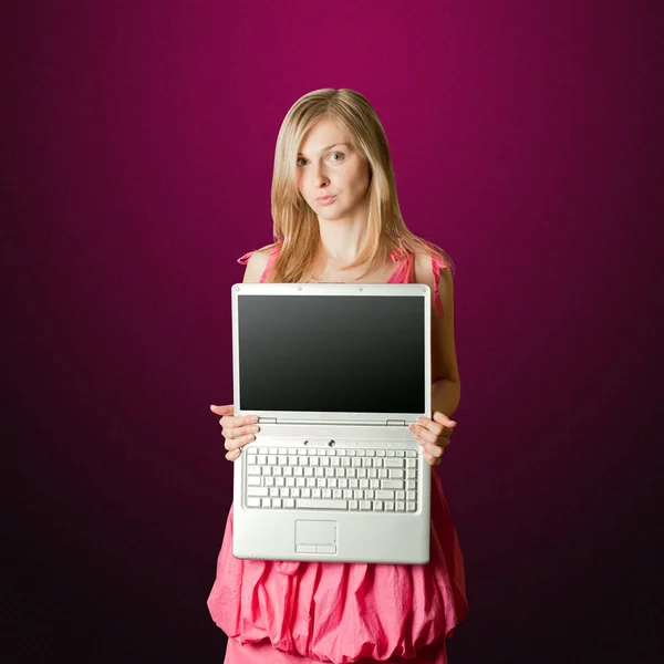 Femaile en rosa con portátil abierto — Foto de Stock