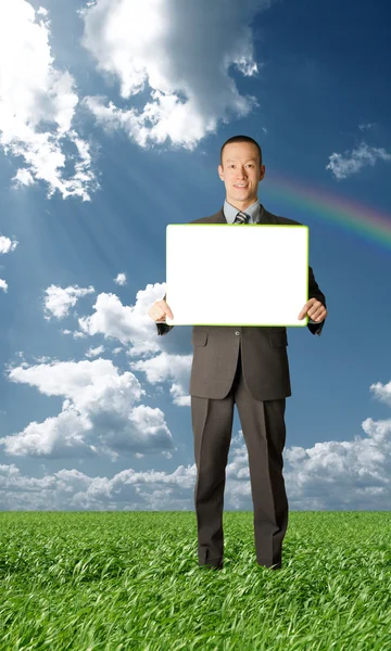 Feliz hombre de negocios sosteniendo en blanco tarjeta blanca al aire libre — Foto de Stock