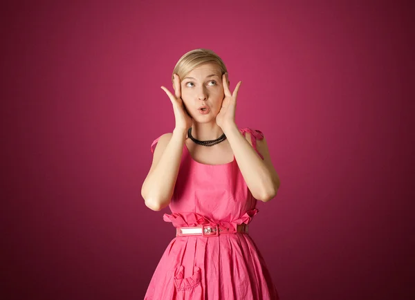 Překvapený dívka v růžovém — Stock fotografie