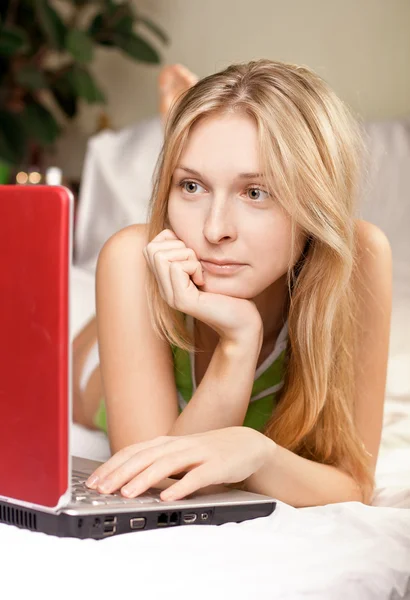Žena v posteli s laptopem — Stock fotografie