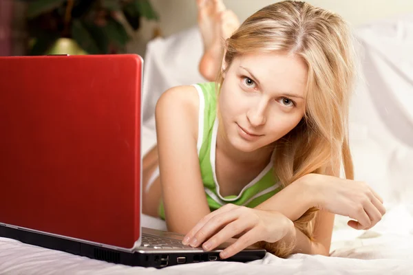 Frau im Bett mit Laptop — Stockfoto
