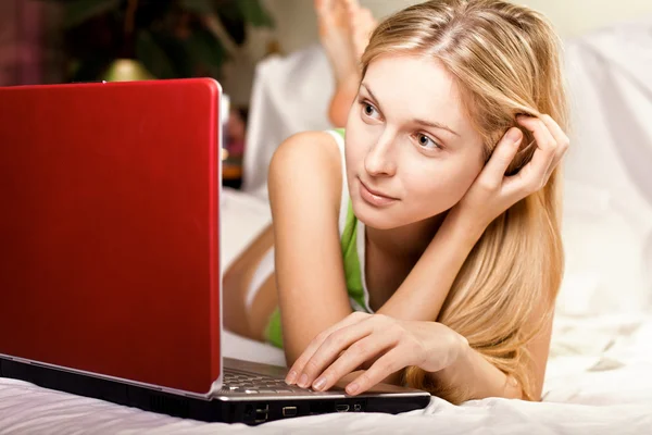 Femme au lit avec ordinateur portable — Photo