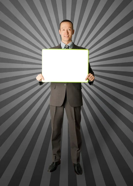 Empresário feliz segurando cartão branco em branco — Fotografia de Stock