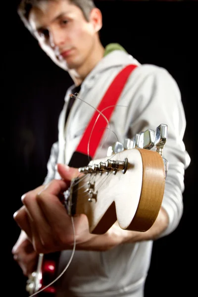 Macho con guitarra — Foto de Stock