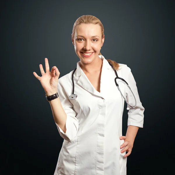 Jovem médico mulher mostra ok — Fotografia de Stock