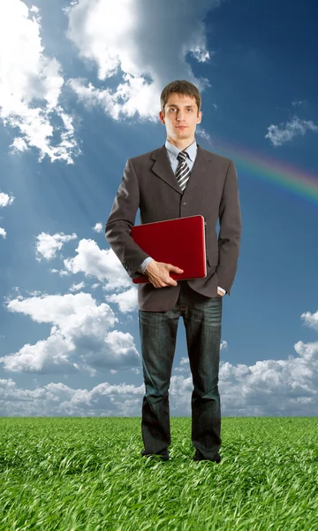 Volledige lengte portret van zakenman met laptop buiten — Stockfoto