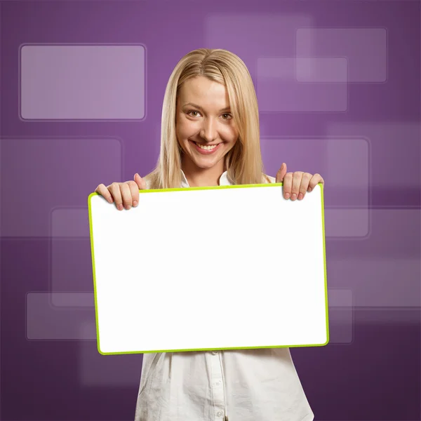 Šťastný podnikatelka drží prázdné bílé karty — Stock fotografie