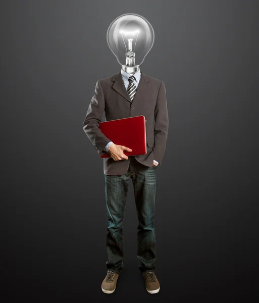 Mężczyzna w garnitur z lampa i laptopa w ręce — Zdjęcie stockowe