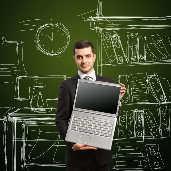 Бизнесмен с открытым ноутбуком в руках — стоковое фото