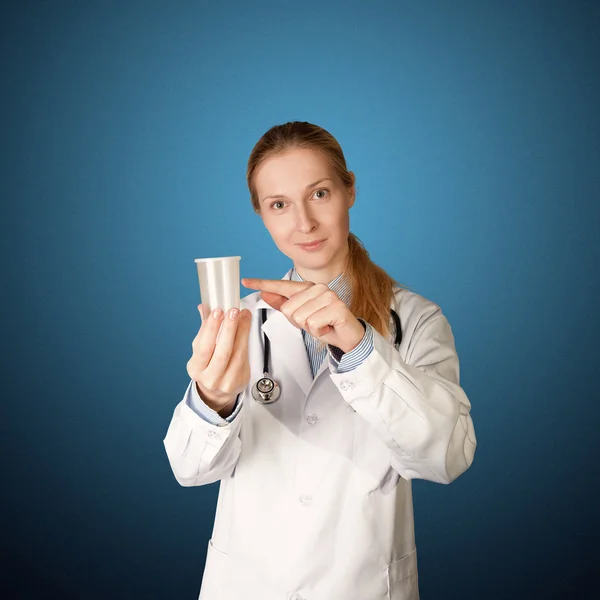 Médica mulher com copo para análise — Fotografia de Stock