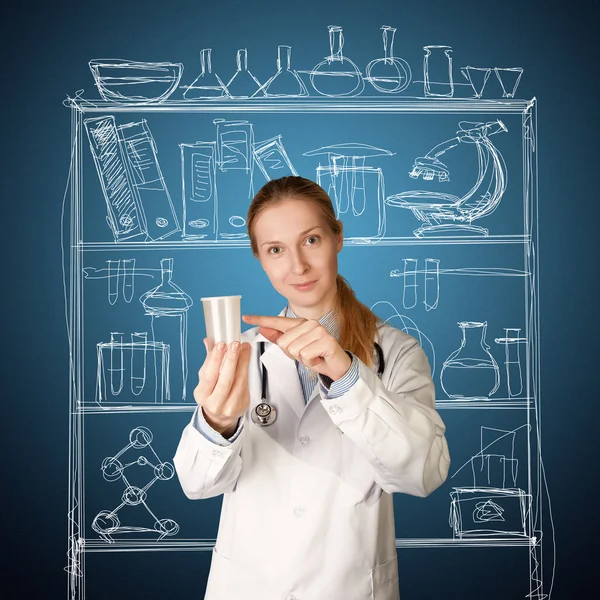 Mujer doctora con taza para análisis —  Fotos de Stock