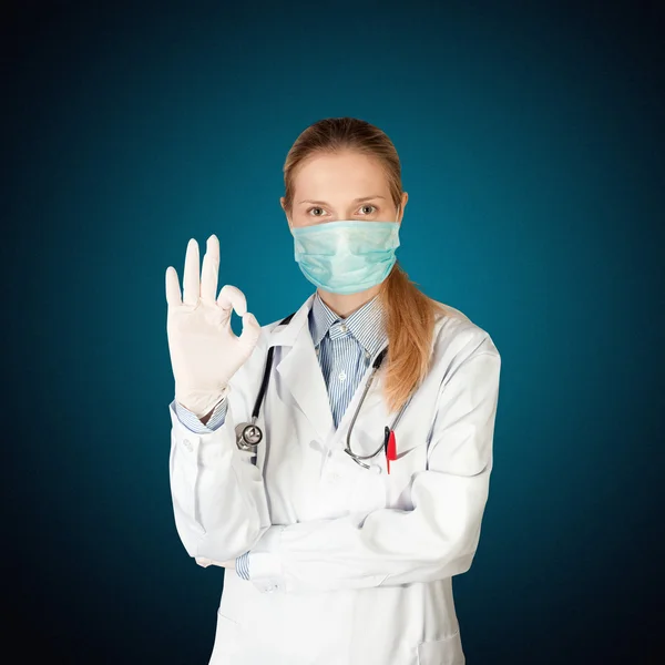 Женщина-врач с электрокардиограммой — стоковое фото