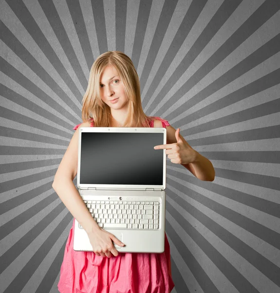 Femaile em rosa com laptop aberto — Fotografia de Stock