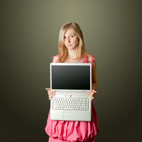 Femaile σε ροζ χρώμα με ανοιχτό laptop — Φωτογραφία Αρχείου
