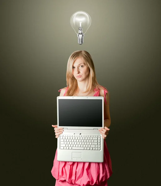 Femaile in roze met opengeklapte laptop — Stockfoto